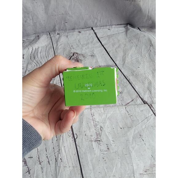 2010 Hallmark Keepsake “Good Times at Grandma's” Christmas Ornament house - Picture 5 of 11